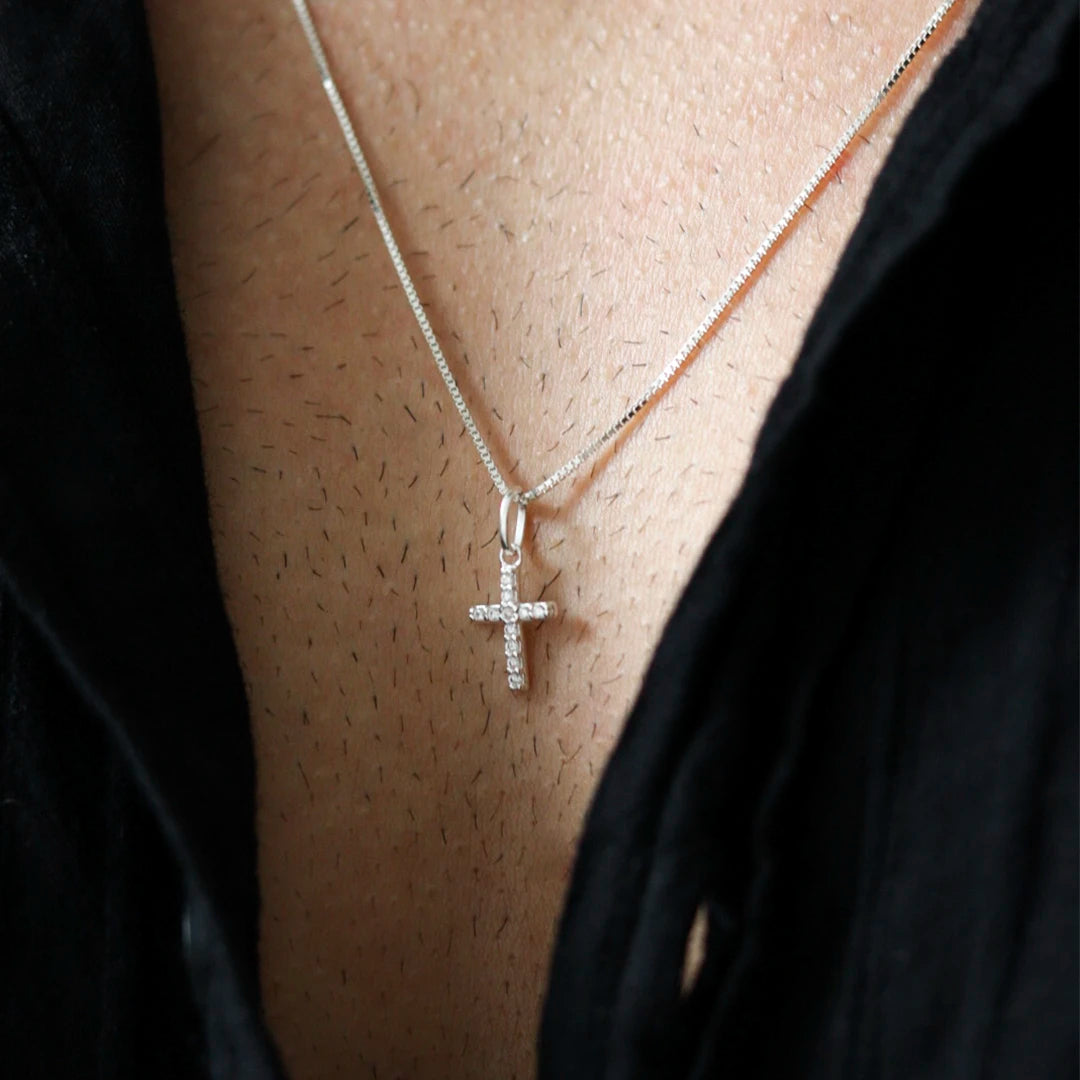 Colar Crucifixo Cravejado Branco