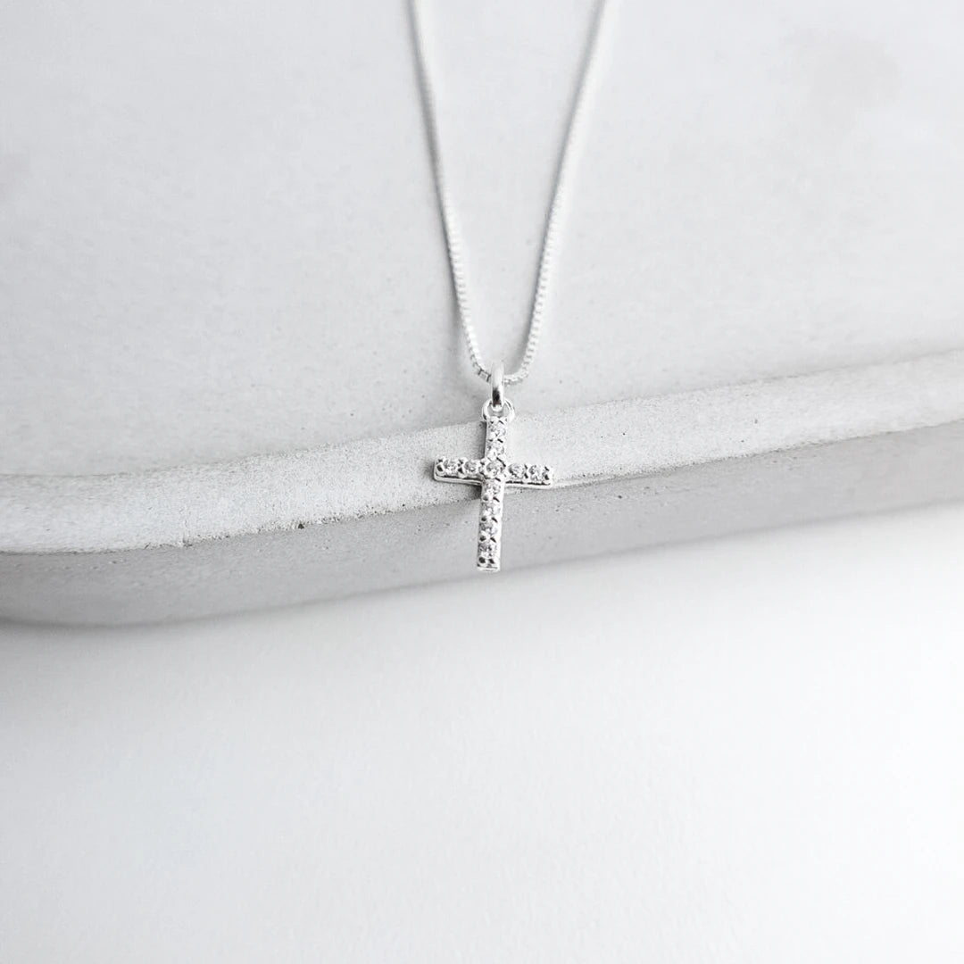 Colar Crucifixo Cravejado Branco