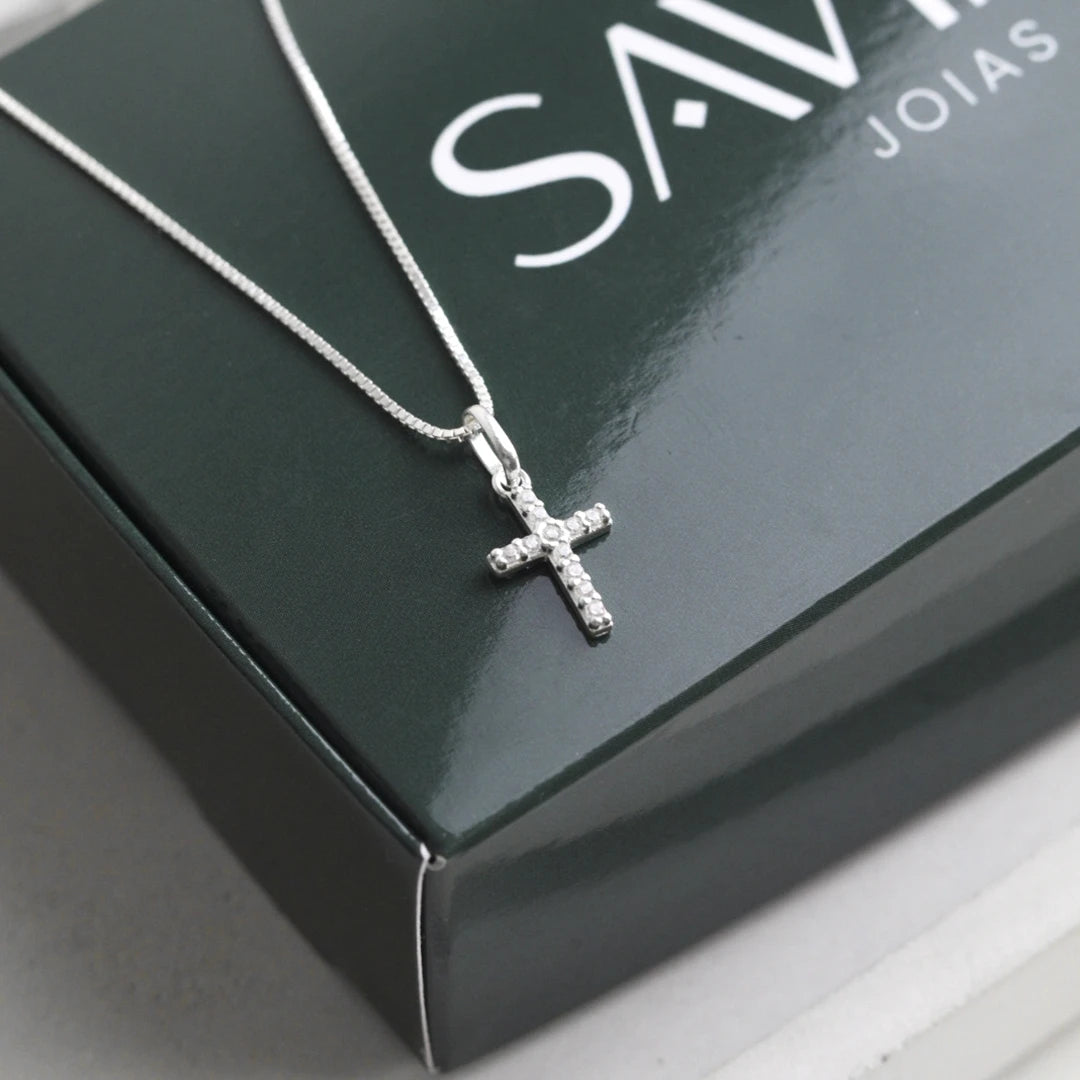 Colar Crucifixo Cravejado Branco