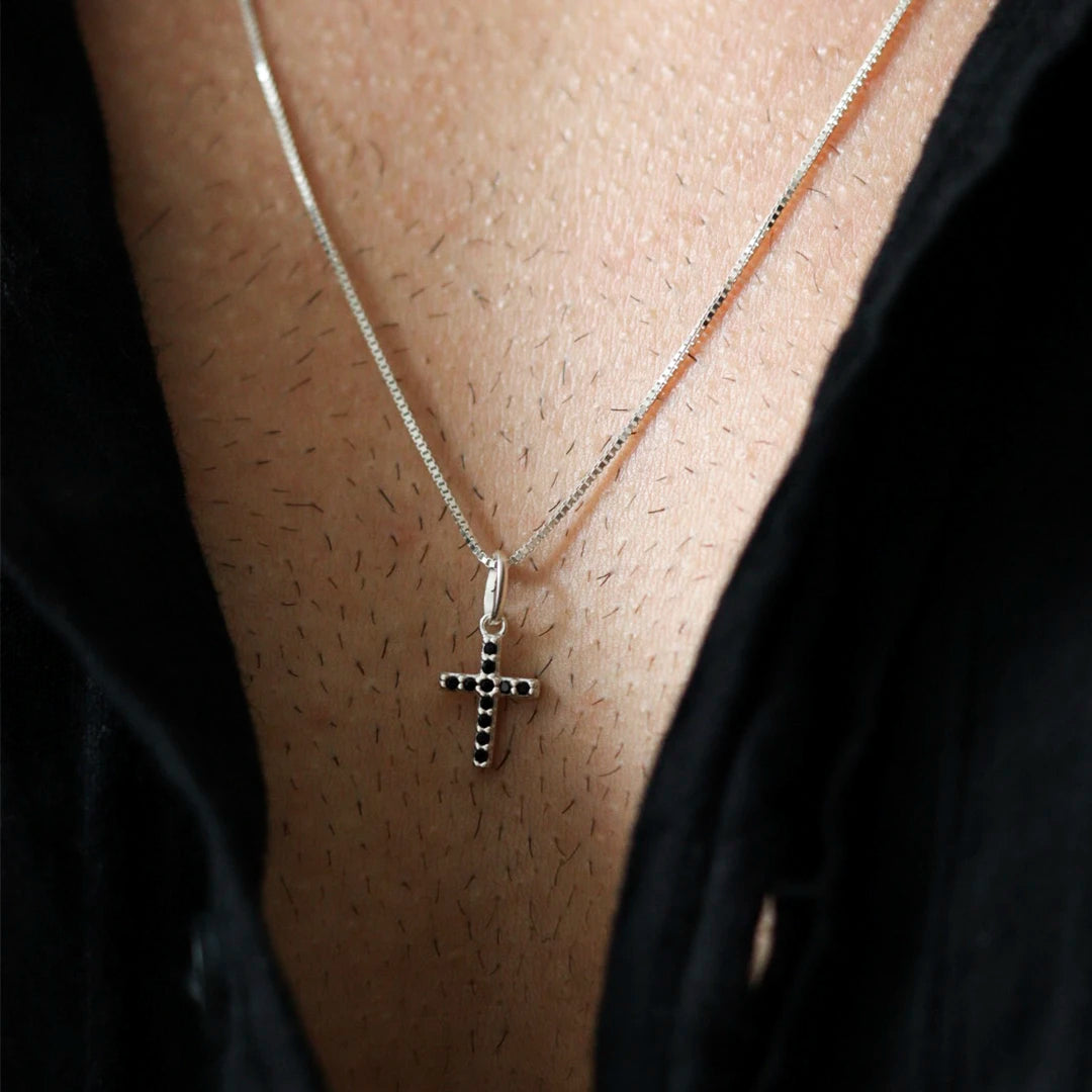 Colar Crucifixo Cravejado Preto