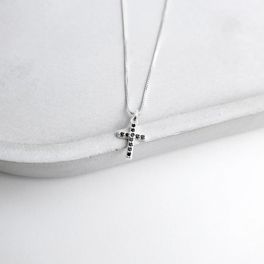 Colar Crucifixo Cravejado Preto